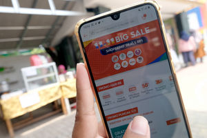<p>Warga mengakses salah satu platform e-commerce untuk berbelanja secara daring melalui gawai dalam rangka Hari Belanja Online Nasional atau ‘Harbolnas 11.11’ di Tangerang, Banten, Rabu, 11 November 2020. Foto: Ismail Pohan/TrenAsia</p>
