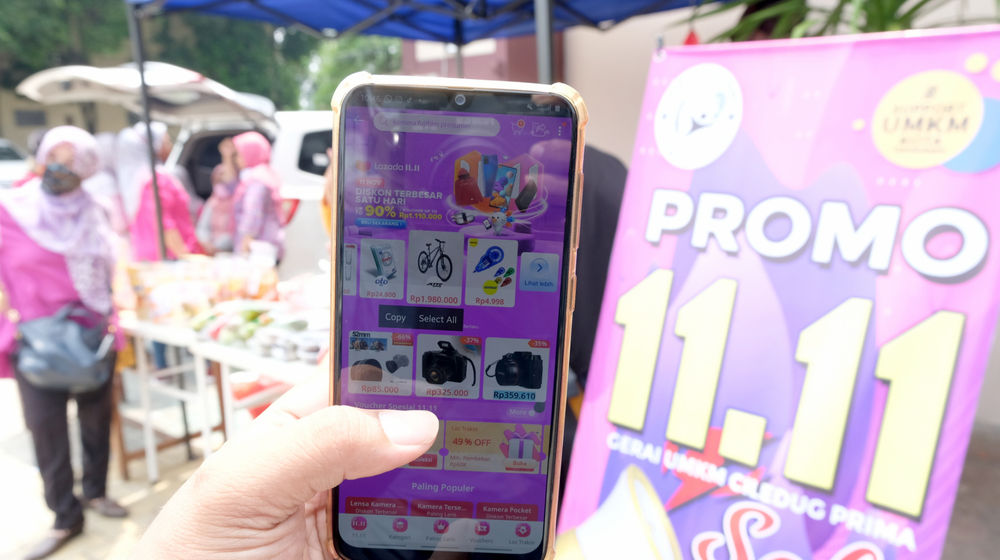 <p>Warga mengakses salah satu platform e-commerce untuk berbelanja secara daring melalui gawai dalam rangka Hari Belanja Online Nasional atau ‘Harbolnas 11.11’ di Tangerang, Banten, Rabu, 11 November 2020. Foto: Ismail Pohan/TrenAsia</p>
