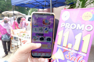 <p>Warga mengakses salah satu platform e-commerce untuk berbelanja secara daring melalui gawai dalam rangka Hari Belanja Online Nasional atau ‘Harbolnas 11.11’ di Tangerang, Banten, Rabu, 11 November 2020. Foto: Ismail Pohan/TrenAsia</p>
