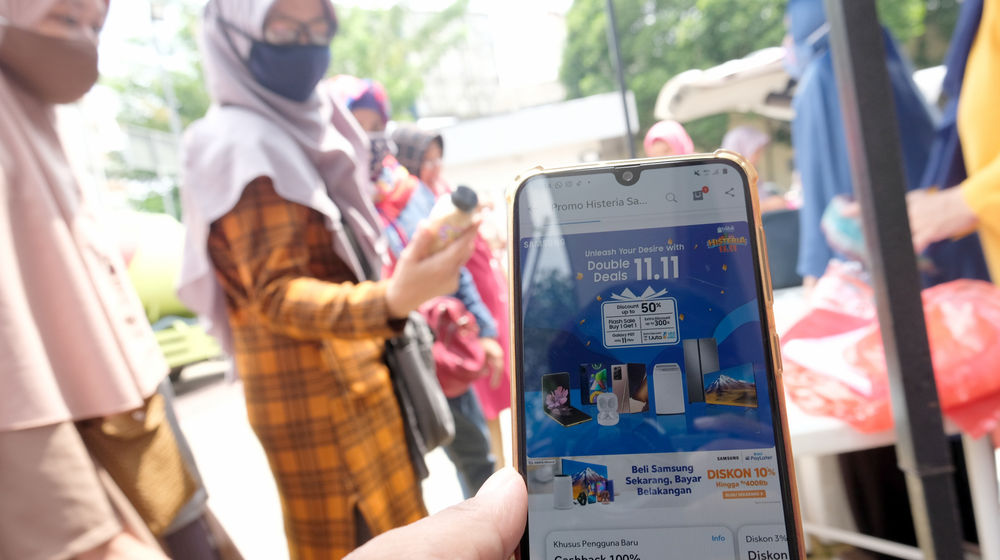 <p>Warga mengakses salah satu platform e-commerce untuk berbelanja secara daring melalui gawai dalam rangka Hari Belanja Online Nasional atau ‘Harbolnas 11.11’ di Tangerang, Banten, Rabu, 11 November 2020. Foto: Ismail Pohan/TrenAsia</p>

