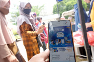<p>Warga mengakses salah satu platform e-commerce untuk berbelanja secara daring melalui gawai dalam rangka Hari Belanja Online Nasional atau ‘Harbolnas 11.11’ di Tangerang, Banten, Rabu, 11 November 2020. Foto: Ismail Pohan/TrenAsia</p>
