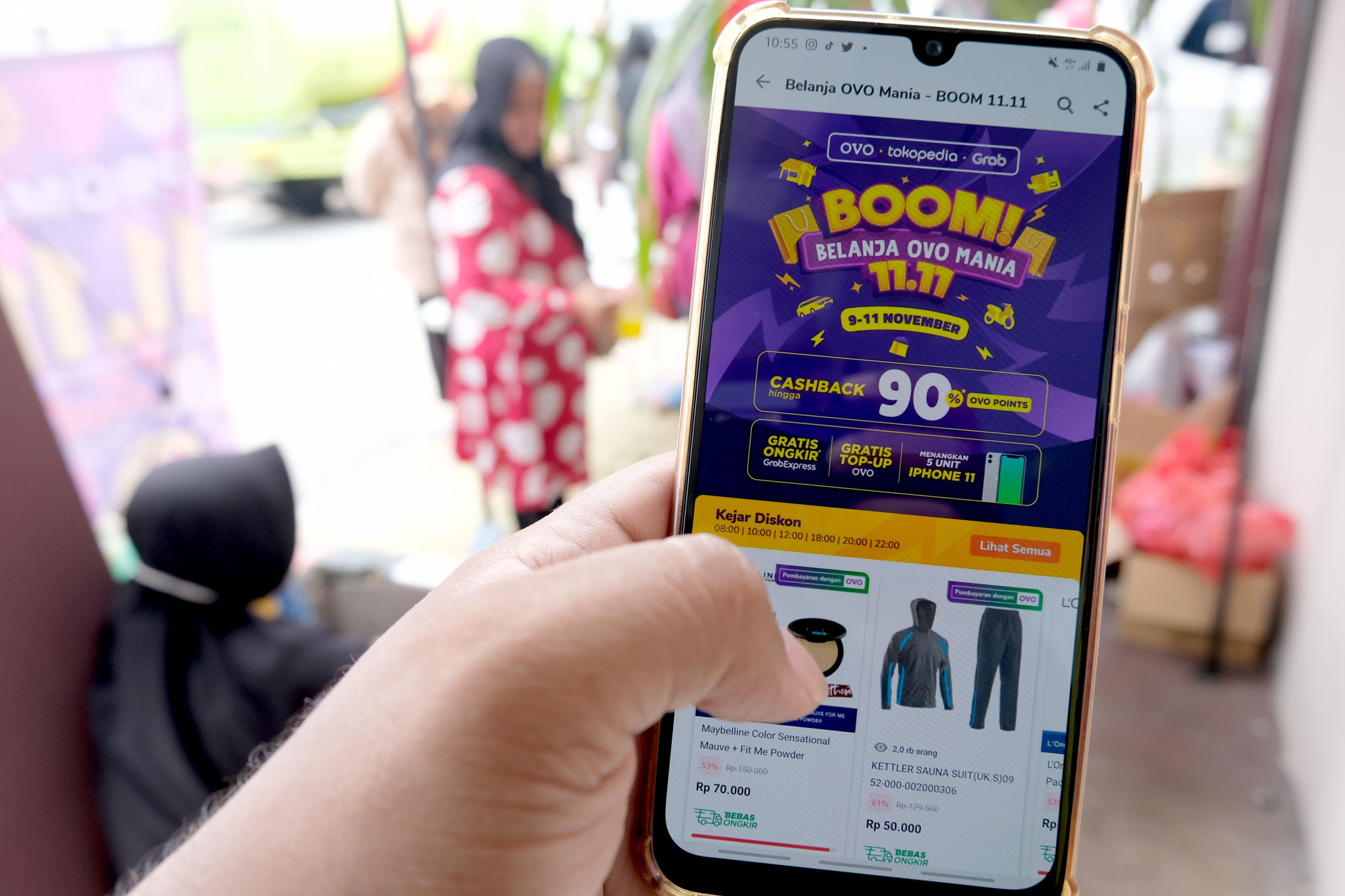 <p>Warga mengakses salah satu platform e-commerce untuk berbelanja secara daring melalui gawai dalam rangka Hari Belanja Online Nasional atau &#8216;Harbolnas 11.11&#8217; di Tangerang, Banten, Rabu, 11 November 2020. Foto: Ismail Pohan/TrenAsia</p>
