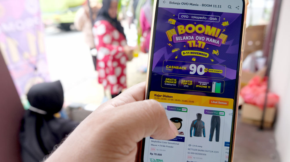 <p>Warga mengakses salah satu platform e-commerce untuk berbelanja secara daring melalui gawai dalam rangka Hari Belanja Online Nasional atau ‘Harbolnas 11.11’ di Tangerang, Banten, Rabu, 11 November 2020. Foto: Ismail Pohan/TrenAsia</p>
