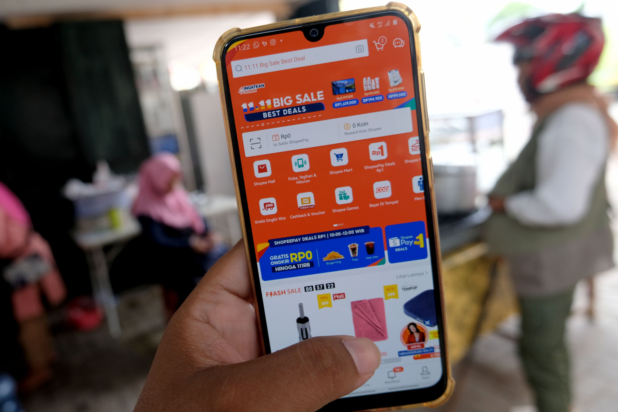 <p>Warga mengakses salah satu platform e-commerce untuk berbelanja secara daring melalui gawai dalam rangka Hari Belanja Online Nasional atau &#8216;Harbolnas 11.11&#8217; di Tangerang, Banten, Rabu, 11 November 2020. Foto: Ismail Pohan/TrenAsia</p>
