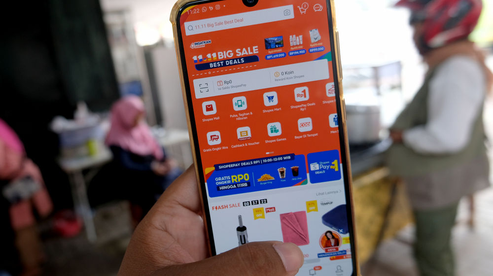 <p>Warga mengakses salah satu platform e-commerce untuk berbelanja secara daring melalui gawai dalam rangka Hari Belanja Online Nasional atau ‘Harbolnas 11.11’ di Tangerang, Banten, Rabu, 11 November 2020. Foto: Ismail Pohan/TrenAsia</p>

