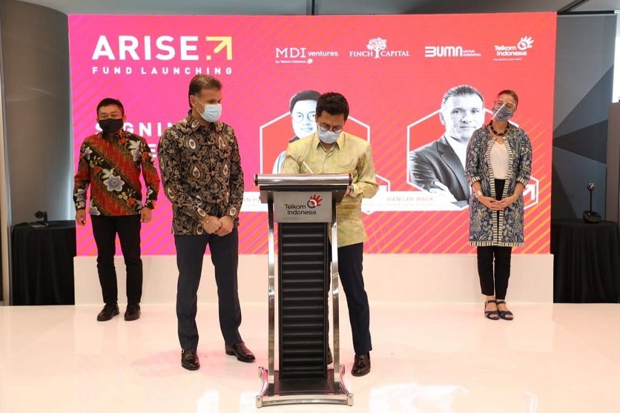 <p>General Partner Arise dari MDI Ventures Aldi Adrian Hartanto (kedua dari kanan) saat melakukan signing ceremony peluncuran Arise Fund disaksikan perwakilan dari Finch Capital Hans De Back (kedua dari kiri), Wakil Duta Besar Belanda untuk Indonesia Ardi Stoios-Braken (paling kanan) dan Direktur Utama Telkom Ririek Adriansyah (paling kiri) di Jakarta, Kamis 26 November 2020. Arise Fund adalah sebuah badan investasi dengan fokus pendanaan tahap awal bagi startup teknologi Indonesia / Dok. Telkom</p>
