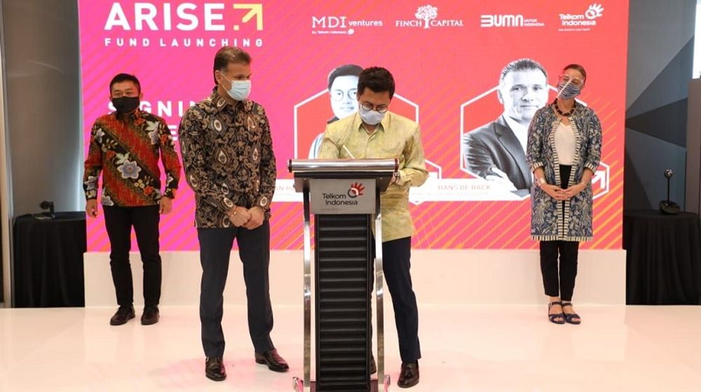 <p>General Partner Arise dari MDI Ventures Aldi Adrian Hartanto (kedua dari kanan) saat melakukan signing ceremony peluncuran Arise Fund disaksikan perwakilan dari Finch Capital Hans De Back (kedua dari kiri), Wakil Duta Besar Belanda untuk Indonesia Ardi Stoios-Braken (paling kanan) dan Direktur Utama Telkom Ririek Adriansyah (paling kiri) di Jakarta, Kamis 26 November 2020. Arise Fund adalah sebuah badan investasi dengan fokus pendanaan tahap awal bagi startup teknologi Indonesia / Dok. Telkom</p>
