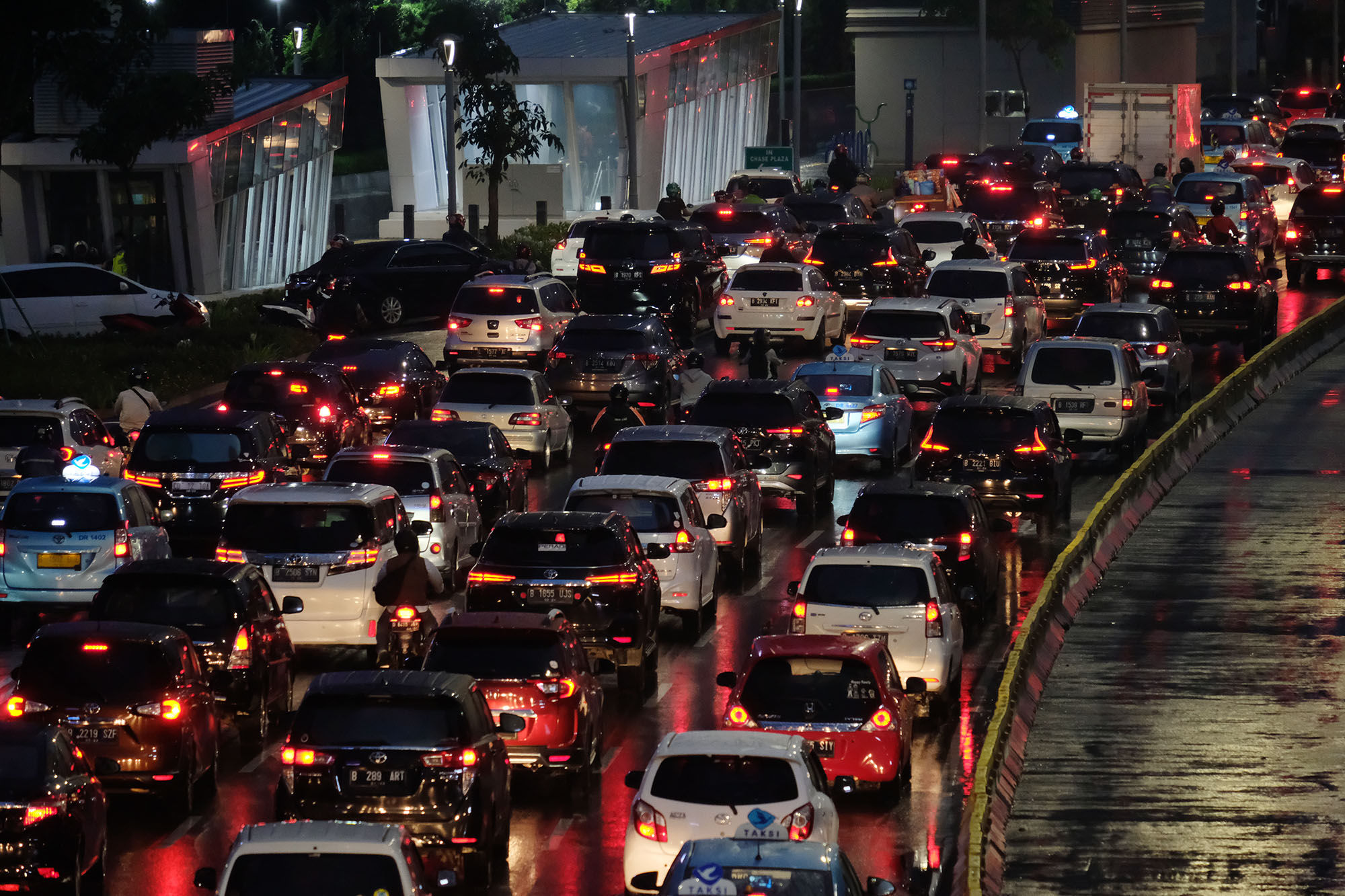 <p>Sejumlah kendaraan terjebak kemacetan di ruas jalan Jenderal Sudirman, Jakarta, Rabu, 4 November 2020. Foto: Ismail Pohan/TrenAsia</p>
