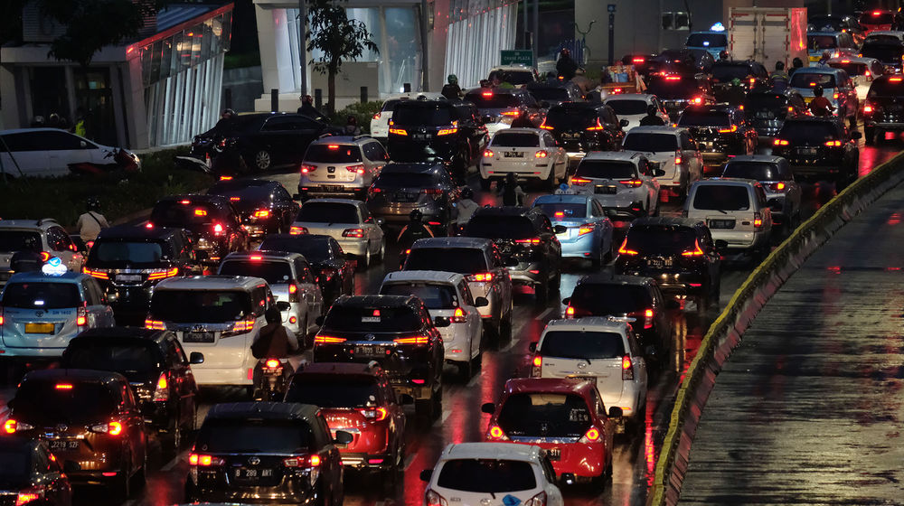 <p>Sejumlah kendaraan terjebak kemacetan di ruas jalan Jenderal Sudirman, Jakarta, Rabu, 4 November 2020. Foto: Ismail Pohan/TrenAsia</p>

