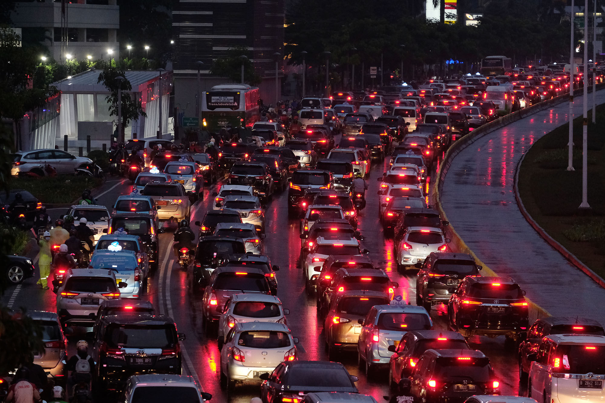 <p>Sejumlah kendaraan terjebak kemacetan di ruas jalan Jenderal Sudirman, Jakarta, Rabu, 4 November 2020. Foto: Ismail Pohan/TrenAsia</p>
