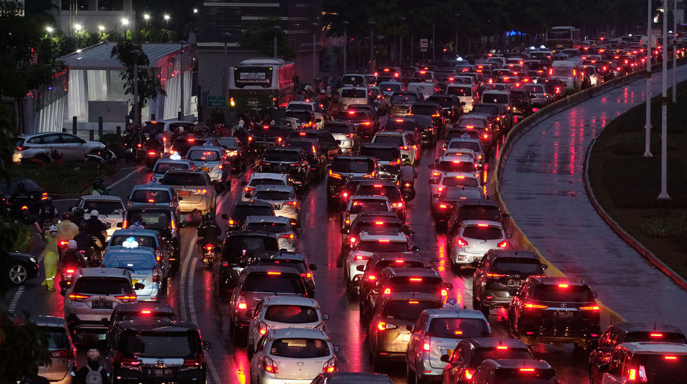 <p>Sejumlah kendaraan terjebak kemacetan di ruas jalan Jenderal Sudirman, Jakarta, Rabu, 4 November 2020. Foto: Ismail Pohan/TrenAsia</p>
