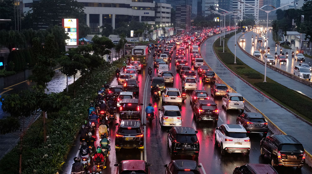 <p>Sejumlah kendaraan terjebak kemacetan di ruas jalan Jenderal Sudirman, Jakarta, Rabu, 4 November 2020. Foto: Ismail Pohan/TrenAsia</p>