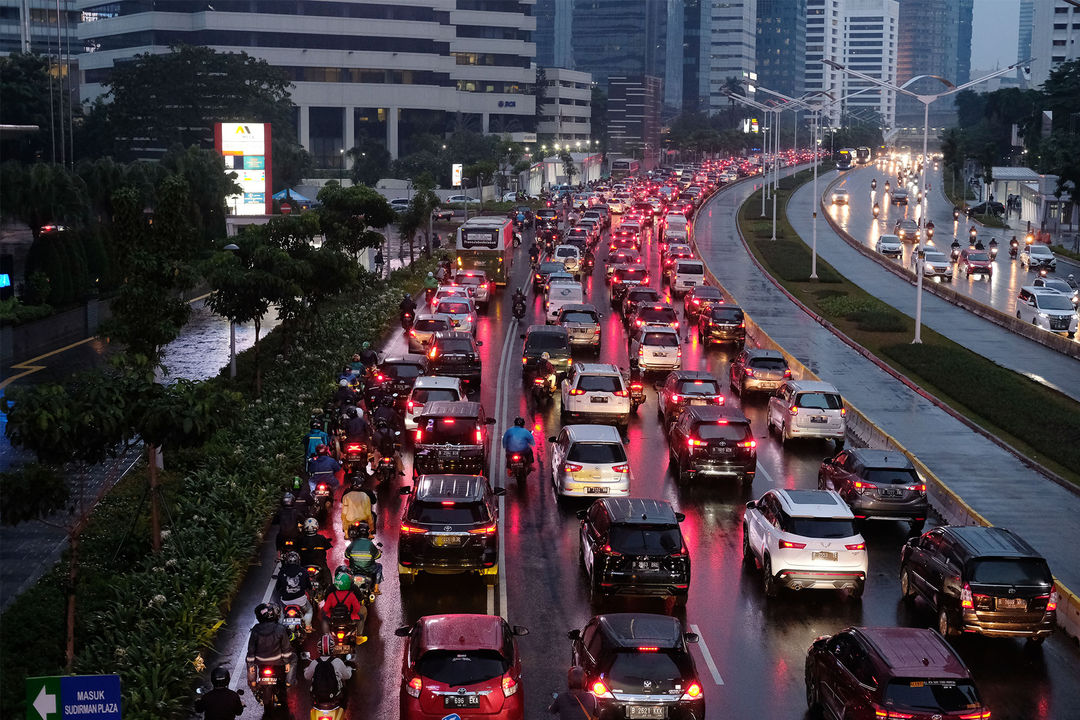 <p>Sejumlah kendaraan terjebak kemacetan di ruas jalan Jenderal Sudirman, Jakarta, Rabu, 4 November 2020. Foto: Ismail Pohan/TrenAsia</p>
