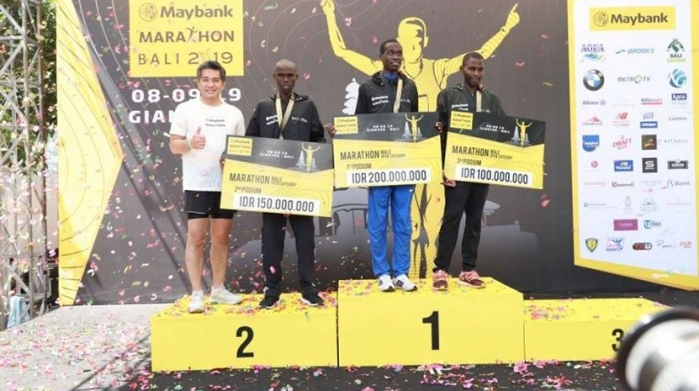 <p>Direktur Utama PT Bank Maybank Indonesia Tbk (BNII) Taswin Zakaria saat memberikan hadiah lomba lari maraton / Dok. Maybank</p>
