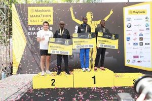 <p>Direktur Utama PT Bank Maybank Indonesia Tbk (BNII) Taswin Zakaria saat memberikan hadiah lomba lari maraton / Dok. Maybank</p>
