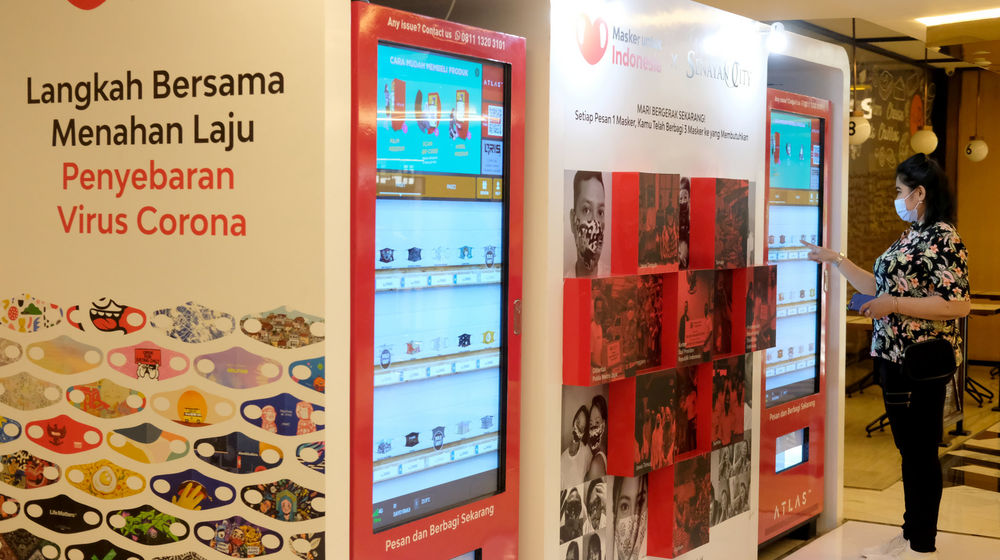 <p>Pengunjung memilih masker yang dijual pada “vending machine” pintar di Mal Senayan City, Jakarta, Rabu, 11 November 2020. Foto: Ismail Pohan/TrenAsia</p>
