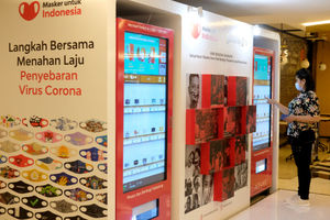 <p>Pengunjung memilih masker yang dijual pada “vending machine” pintar di Mal Senayan City, Jakarta, Rabu, 11 November 2020. Foto: Ismail Pohan/TrenAsia</p>