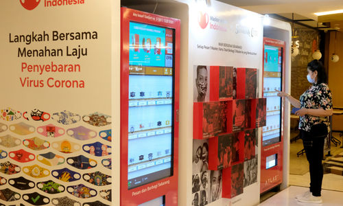 <p>Pengunjung memilih masker yang dijual pada “vending machine” pintar di Mal Senayan City, Jakarta, Rabu, 11 November 2020. Foto: Ismail Pohan/TrenAsia</p>
