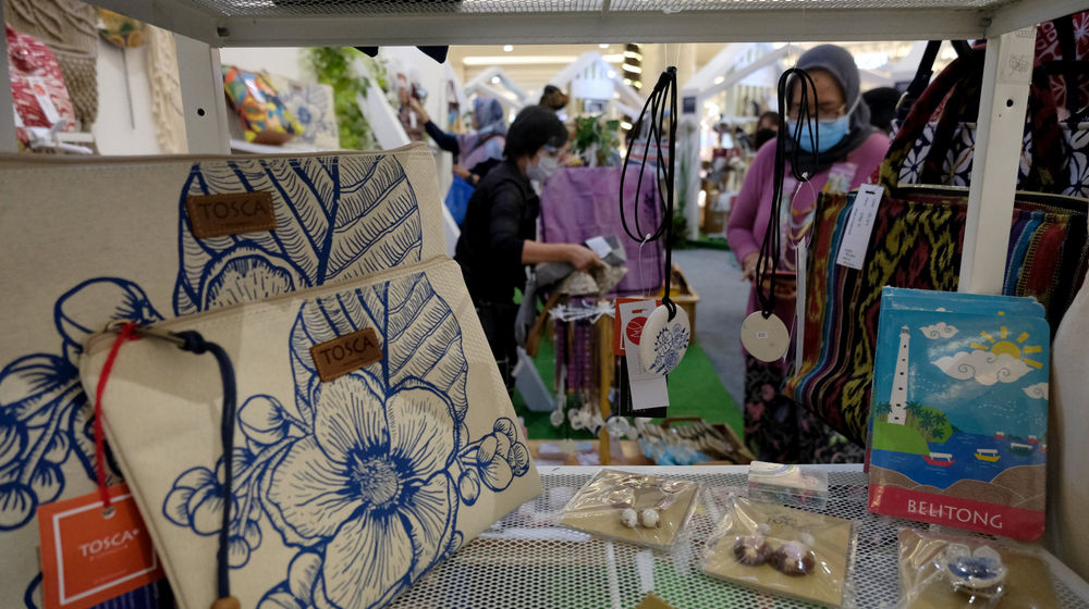 <p>Pengunjung melihat produk kerajinan pernak pernik di stan UMKM pada pameran In Store Promotion Kementerian Perdagangan di Atrium Mal Kota Kasablanka, Jakarta, Rabu, 18 November 2020. Foto: Ismail Pohan/TrenAsia</p>