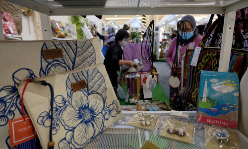 <p>Pengunjung melihat produk kerajinan pernak pernik di stan UMKM pada pameran In Store Promotion Kementerian Perdagangan di Atrium Mal Kota Kasablanka, Jakarta, Rabu, 18 November 2020. Foto: Ismail Pohan/TrenAsia</p>
