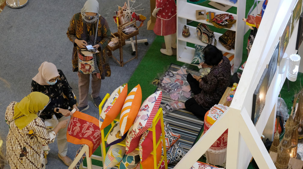 <p>Pengunjung melihat produk kerajinan pernak pernik di stan UMKM pada pameran In Store Promotion Kementerian Perdagangan di Atrium Mal Kota Kasablanka, Jakarta, Rabu, 18 November 2020. Foto: Ismail Pohan/TrenAsia</p>
