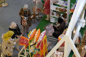 <p>Pengunjung melihat produk kerajinan pernak pernik di stan UMKM pada pameran In Store Promotion Kementerian Perdagangan di Atrium Mal Kota Kasablanka, Jakarta, Rabu, 18 November 2020. Foto: Ismail Pohan/TrenAsia</p>
