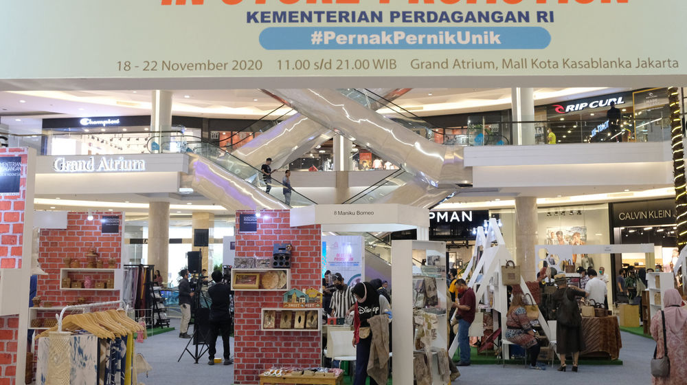 <p>Pengunjung melihat produk kerajinan pernak pernik di stan UMKM pada pameran In Store Promotion Kementerian Perdagangan di Atrium Mal Kota Kasablanka, Jakarta, Rabu, 18 November 2020. Foto: Ismail Pohan/TrenAsia</p>
