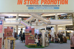 <p>Pengunjung melihat produk kerajinan pernak pernik di stan UMKM pada pameran In Store Promotion Kementerian Perdagangan di Atrium Mal Kota Kasablanka, Jakarta, Rabu, 18 November 2020. Foto: Ismail Pohan/TrenAsia</p>

