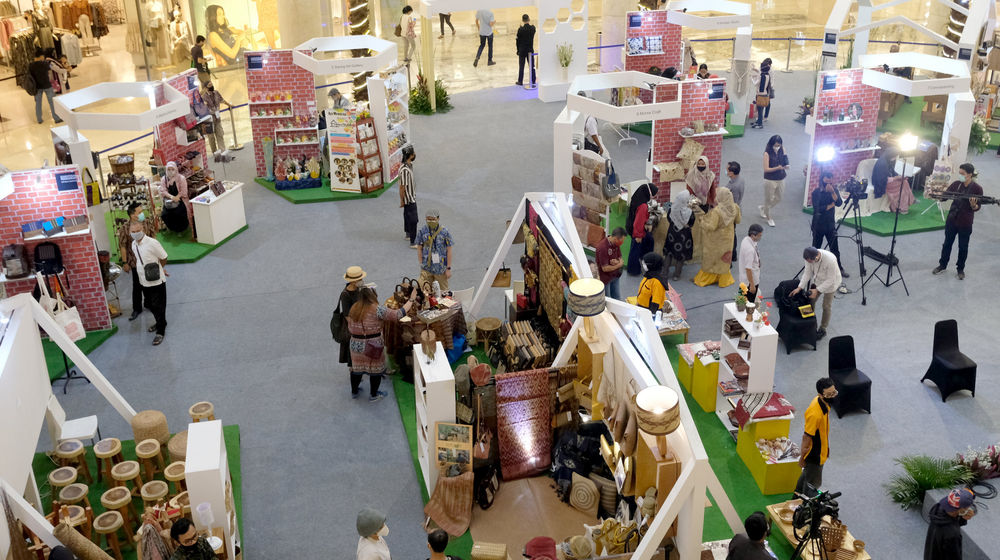 <p>Pengunjung melihat produk kerajinan pernak pernik di stan UMKM pada pameran In Store Promotion Kementerian Perdagangan di Atrium Mal Kota Kasablanka, Jakarta, Rabu, 18 November 2020. Foto: Ismail Pohan/TrenAsia</p>
