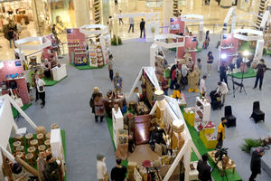 <p>Pengunjung melihat produk kerajinan pernak pernik di stan UMKM pada pameran In Store Promotion Kementerian Perdagangan di Atrium Mal Kota Kasablanka, Jakarta, Rabu, 18 November 2020. Foto: Ismail Pohan/TrenAsia</p>
