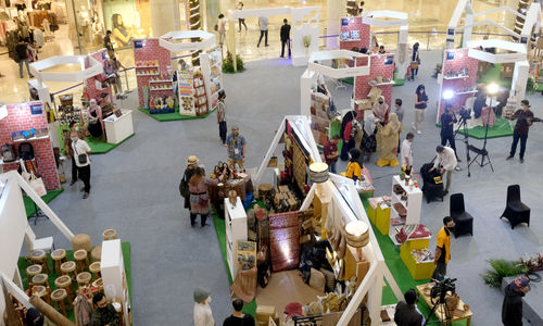 <p>Pengunjung melihat produk kerajinan pernak pernik di stan UMKM pada pameran In Store Promotion Kementerian Perdagangan di Atrium Mal Kota Kasablanka, Jakarta, Rabu, 18 November 2020. Foto: Ismail Pohan/TrenAsia</p>
