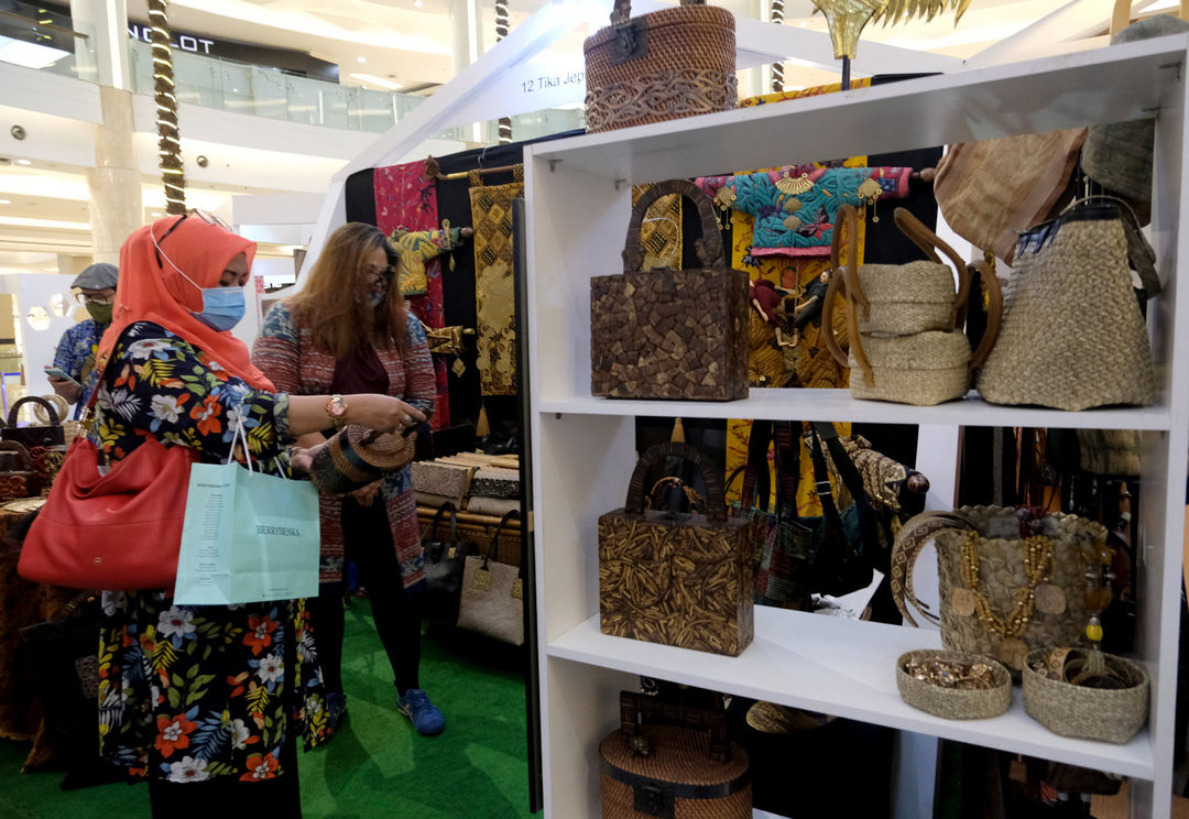 <p>Pengunjung melihat produk kerajinan pernak pernik di stan UMKM pada pameran In Store Promotion Kementerian Perdagangan di Atrium Mal Kota Kasablanka, Jakarta, Rabu, 18 November 2020. Foto: Ismail Pohan/TrenAsia</p>
