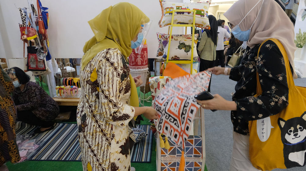 <p>Pengunjung melihat produk kerajinan pernak pernik di stan UMKM pada pameran In Store Promotion Kementerian Perdagangan di Atrium Mal Kota Kasablanka, Jakarta, Rabu, 18 November 2020. Foto: Ismail Pohan/TrenAsia</p>
