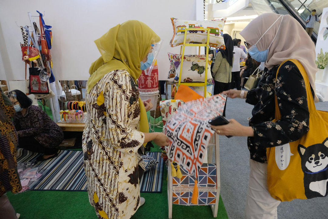 <p>Pengunjung melihat produk kerajinan pernak pernik di stan UMKM pada pameran In Store Promotion Kementerian Perdagangan di Atrium Mal Kota Kasablanka, Jakarta, Rabu, 18 November 2020. Foto: Ismail Pohan/TrenAsia</p>
