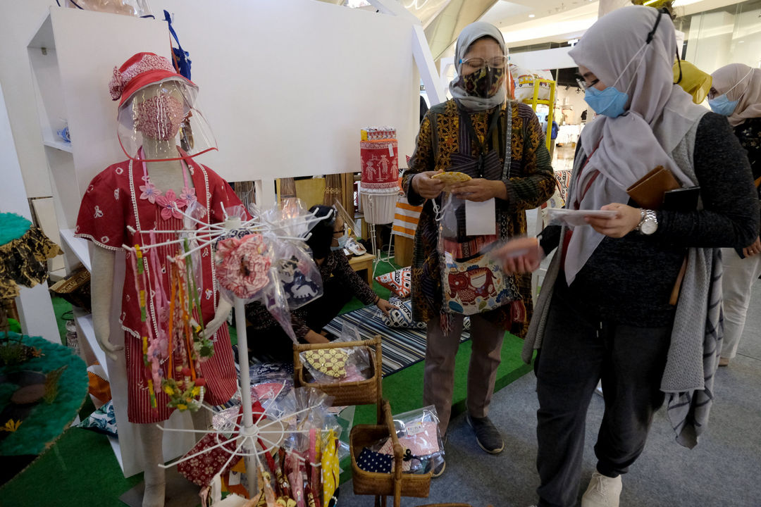 <p>Pengunjung melihat produk kerajinan pernak pernik di stan UMKM pada pameran In Store Promotion Kementerian Perdagangan di Atrium Mal Kota Kasablanka, Jakarta, Rabu, 18 November 2020. Foto: Ismail Pohan/TrenAsia</p>
