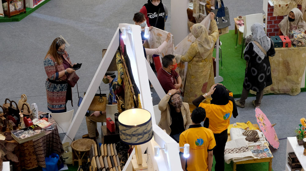 <p>Pengunjung melihat produk kerajinan pernak pernik di stan UMKM pada pameran In Store Promotion Kementerian Perdagangan di Atrium Mal Kota Kasablanka, Jakarta, Rabu, 18 November 2020. Foto: Ismail Pohan/TrenAsia</p>
