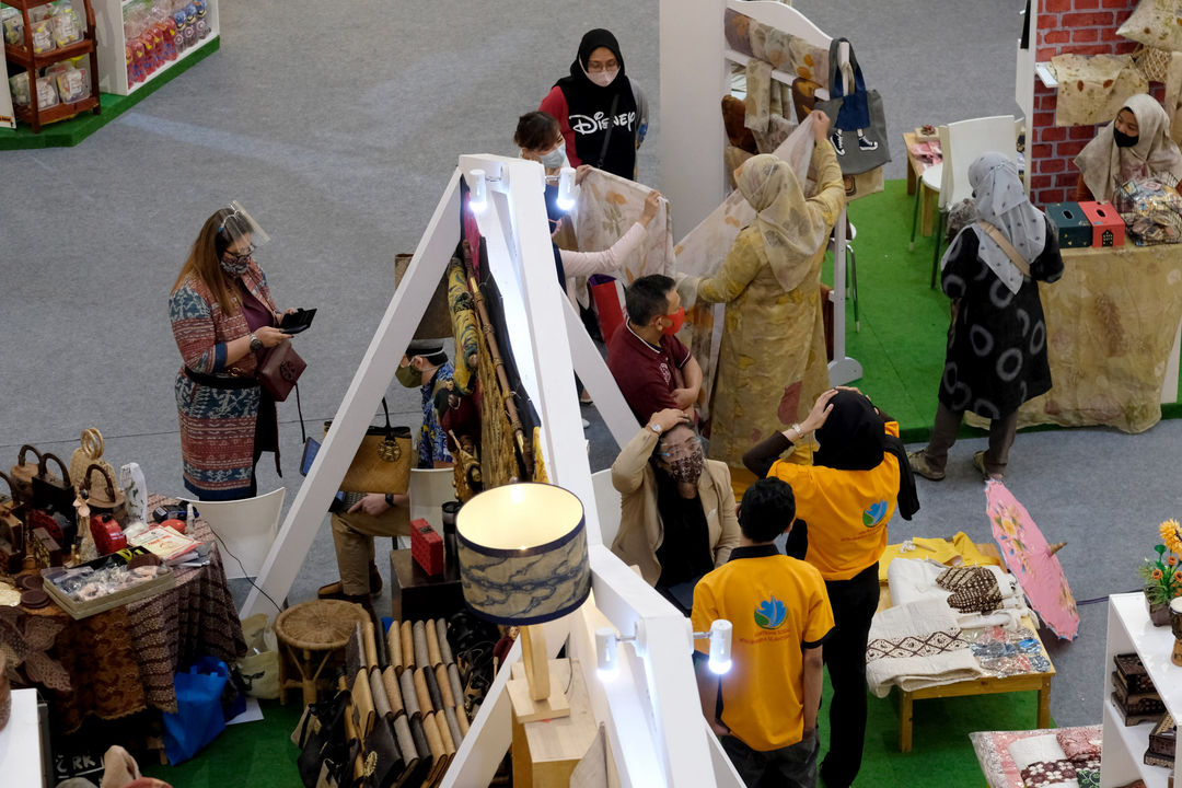 <p>Pengunjung melihat produk kerajinan pernak pernik di stan UMKM pada pameran In Store Promotion Kementerian Perdagangan di Atrium Mal Kota Kasablanka, Jakarta, Rabu, 18 November 2020. Foto: Ismail Pohan/TrenAsia</p>
