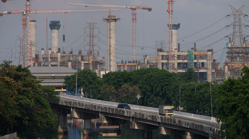 <p>Sejumlah kendaraan melintas di ruas jalan tol berlatar belakang pembangunan Jakarta Internasional Stadium dari kawasan Kemayoran, Jakarta, Selasa, 3 November 2020. foto: Ismail Pohan/TrenAsia</p>