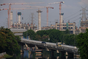 <p>Sejumlah kendaraan melintas di ruas jalan tol berlatar belakang pembangunan Jakarta Internasional Stadium dari kawasan Kemayoran, Jakarta, Selasa, 3 November 2020. foto: Ismail Pohan/TrenAsia</p>