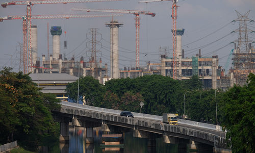 <p>Sejumlah kendaraan melintas di ruas jalan tol berlatar belakang pembangunan Jakarta Internasional Stadium dari kawasan Kemayoran, Jakarta, Selasa, 3 November 2020. foto: Ismail Pohan/TrenAsia</p>