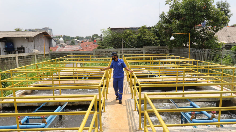 <p>Petugas Bidang Air Baku, Air Bersih, dan Air Limbah Dinas Sumber Daya Air Provinsi DKI Jakarta saat memeriksa Instalasi Pengelolaan Air Limbah di IPAL Jagakarsa, Jakarta, Kamis, 19 November 2020. Foto: Ismail Pohan/TrenAsia</p>
