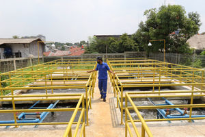 <p>Petugas Bidang Air Baku, Air Bersih, dan Air Limbah Dinas Sumber Daya Air Provinsi DKI Jakarta saat memeriksa Instalasi Pengelolaan Air Limbah di IPAL Jagakarsa, Jakarta, Kamis, 19 November 2020. Foto: Ismail Pohan/TrenAsia</p>

