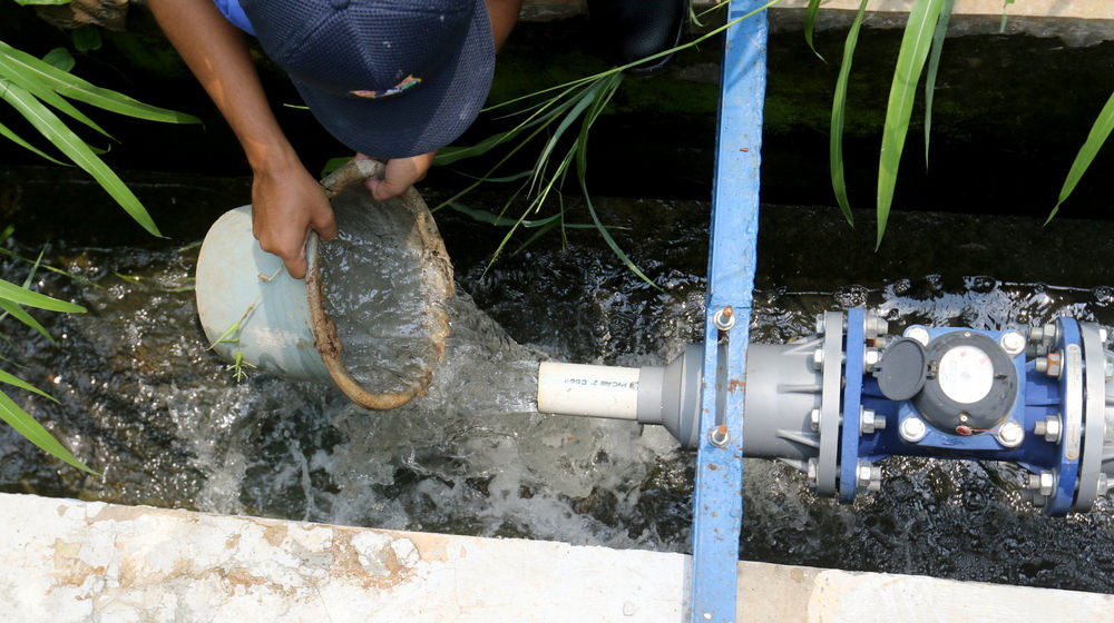 <p>Petugas Bidang Air Baku, Air Bersih, dan Air Limbah Dinas Sumber Daya Air Provinsi DKI Jakarta saat memeriksa Instalasi Pengelolaan Air Limbah di IPAL Jagakarsa, Jakarta, Kamis, 19 November 2020. Foto: Ismail Pohan/TrenAsia</p>
