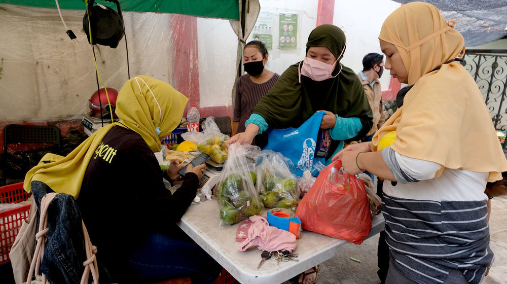 <p>Warga membeli sayuran dan buah di lapak hasil sortiran penjual sayur online di kawasan Ragunan, Jakarta, Selasa, 10 November 2020. Foto: Ismail Pohan/TrenAsia</p>
