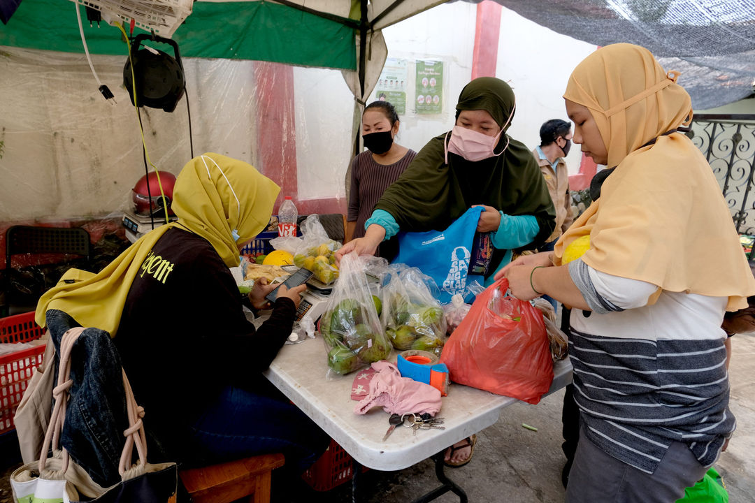 <p>Warga membeli sayuran dan buah di lapak hasil sortiran penjual sayur online di kawasan Ragunan, Jakarta, Selasa, 10 November 2020. Foto: Ismail Pohan/TrenAsia</p>
