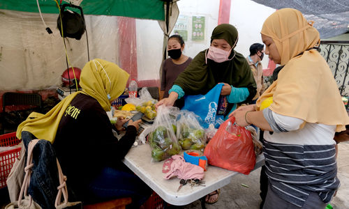 <p>Warga membeli sayuran dan buah di lapak hasil sortiran penjual sayur online di kawasan Ragunan, Jakarta, Selasa, 10 November 2020. Foto: Ismail Pohan/TrenAsia</p>
