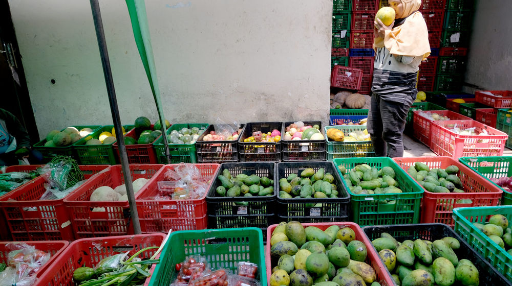 <p>Warga memilih buah-buahan di lapak sayur dan buah hasil sortiran penjual sayur online di kawasan Ragunan, Jakarta, Selasa, 10 November 2020. Foto: Ismail Pohan/TrenAsia</p>
