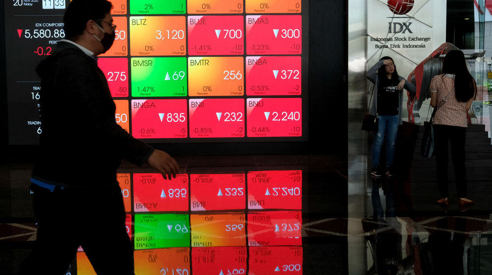 <p>Karyawan beraktivitas dengan latar belakang layar pergerakan Indeks Harga Saham Gabungan (IHSG) di Gedung Bursa Efek Indonesia (BEI) Jakarta, Jum’at, 20 November 2020. Foto: Ismail Pohan/TrenAsia</p>
