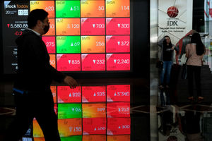 <p>Karyawan beraktivitas dengan latar belakang layar pergerakan Indeks Harga Saham Gabungan (IHSG) di Gedung Bursa Efek Indonesia (BEI) Jakarta, Jum’at, 20 November 2020. Foto: Ismail Pohan/TrenAsia</p>