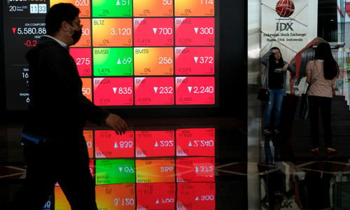 <p>Karyawan beraktivitas dengan latar belakang layar pergerakan Indeks Harga Saham Gabungan (IHSG) di Gedung Bursa Efek Indonesia (BEI) Jakarta, Jum’at, 20 November 2020. Foto: Ismail Pohan/TrenAsia</p>
